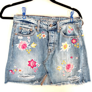American Eagle Floral Embroidered Denim Mini Skirt Size 2 Distressed Raw Hem